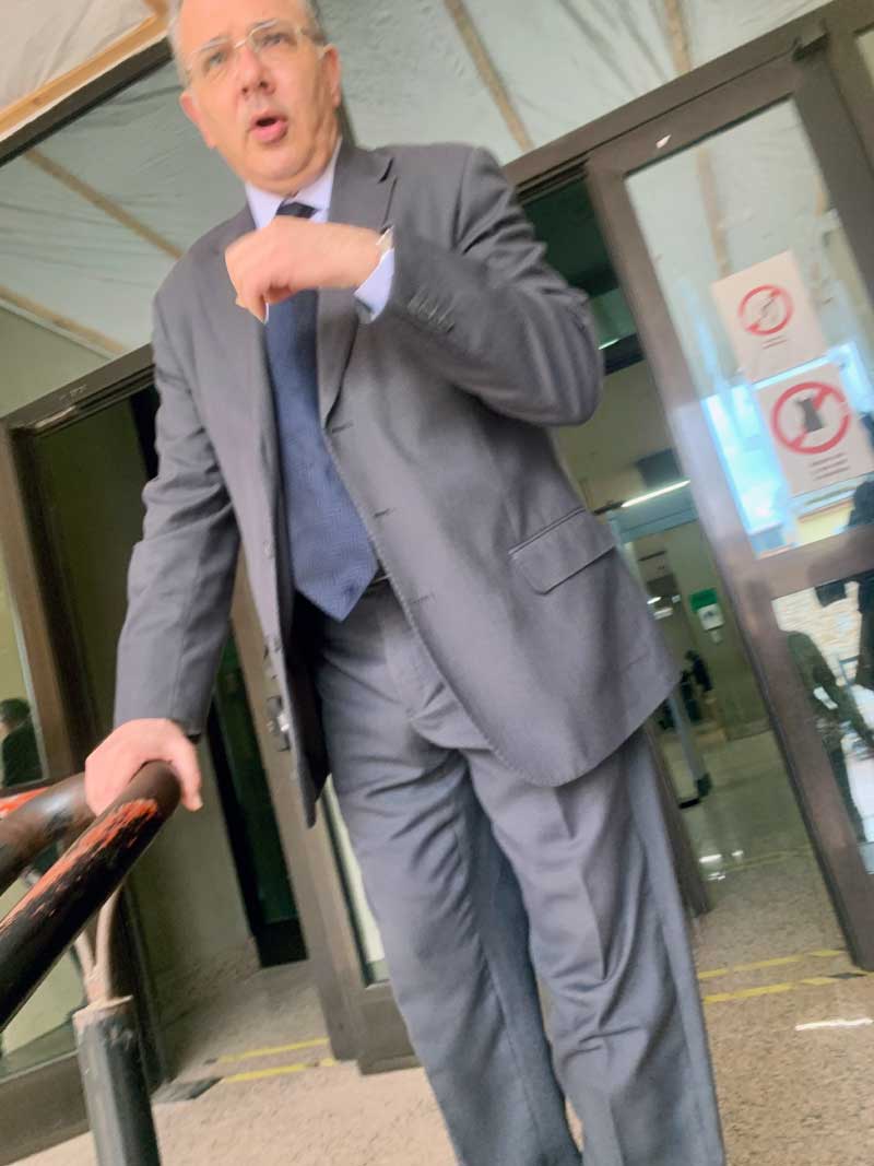 Anwalt Salvatore Di Liberti vor dem Gericht in Termini Imerese